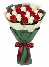 Букет Микс из красных и белых роз в Губино