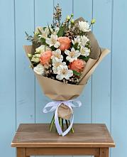 Букет цветов из:  Альстромерии, Лизиантусы, Розы и Хризантемы в Губино