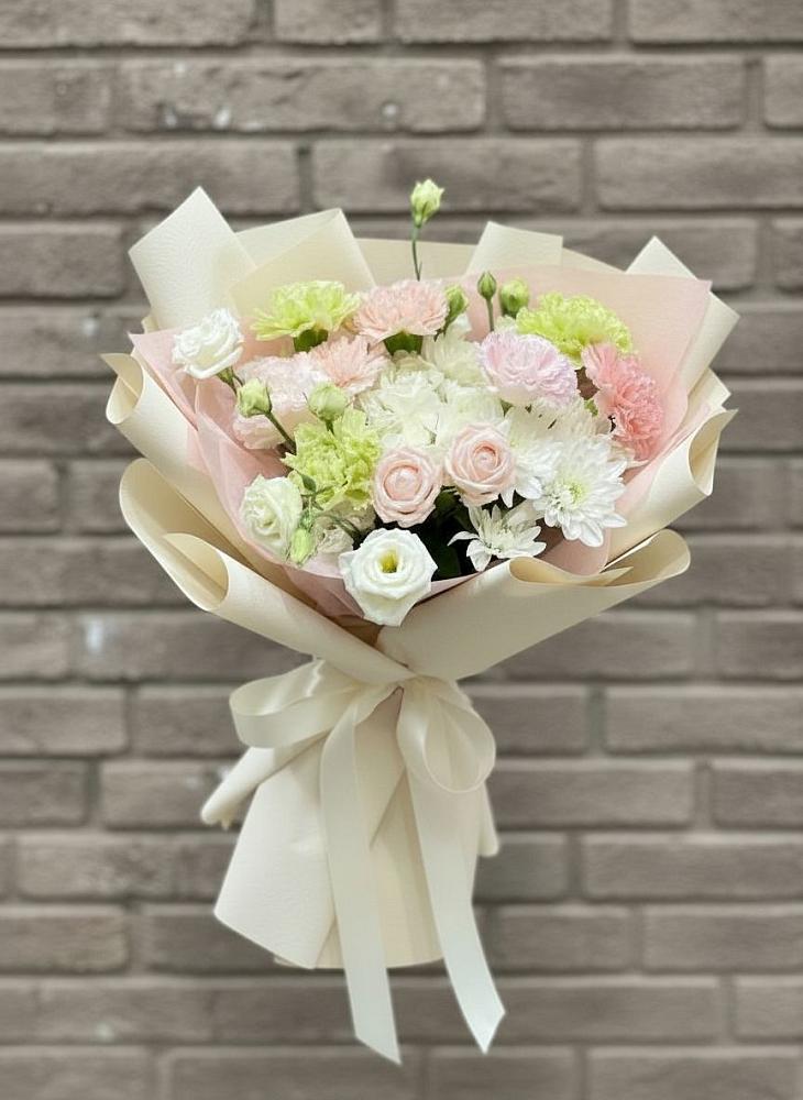 Букет цветов из: Гвоздики, Розы, Лизиантусы и Хризантемы в Губино