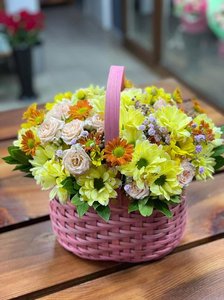 Цветочная композиция из Хризантемы и Розы в корзине в Губино