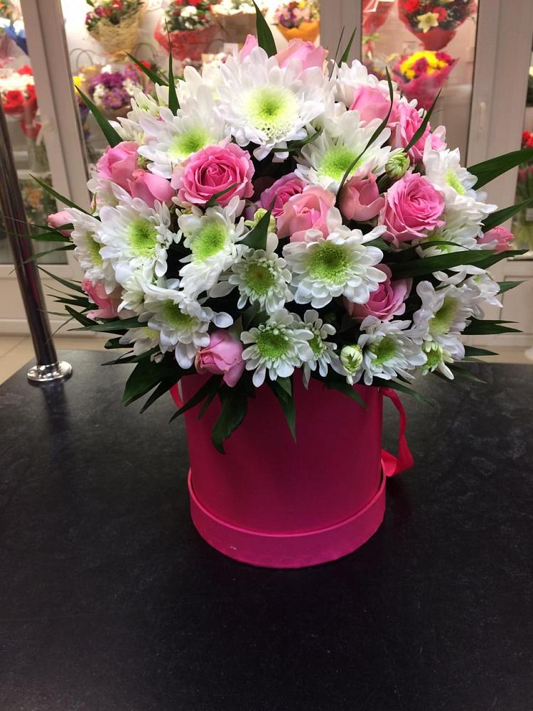 Цветочная композиция из Розы и Хризантемы в шляпной коробке в Губино