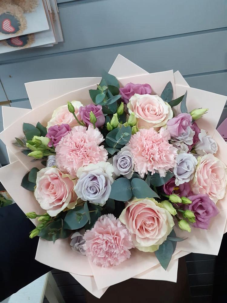 Букет цветов из: Розы, Гвоздики и Лизиантусы в Губино